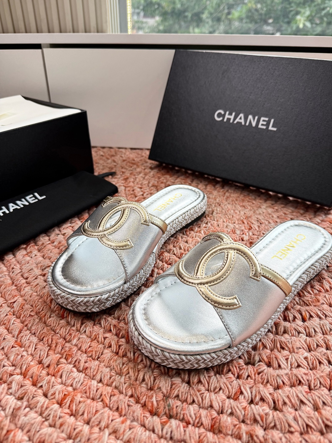 🌾G021顶级Chanel 2026ss小香沙滩凉鞋 顶级专柜品质 每年必入的经典款之一！最新出双C金属