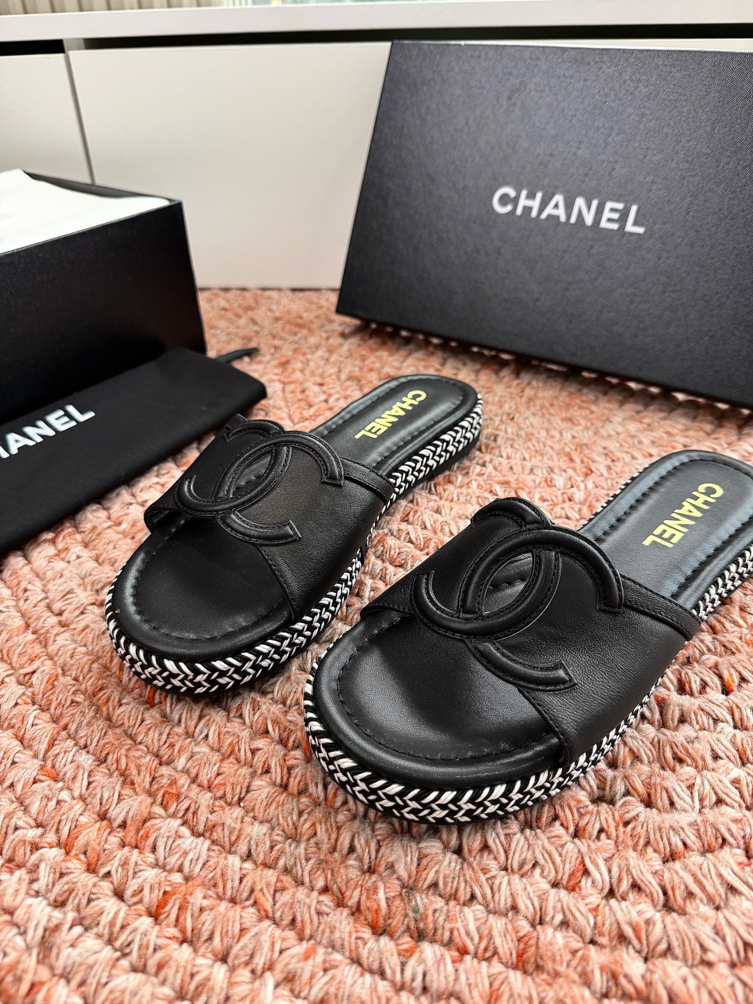 🌾G021顶级Chanel 2026ss小香沙滩凉鞋 顶级专柜品质 每年必入的经典款之一！最新出双C金属