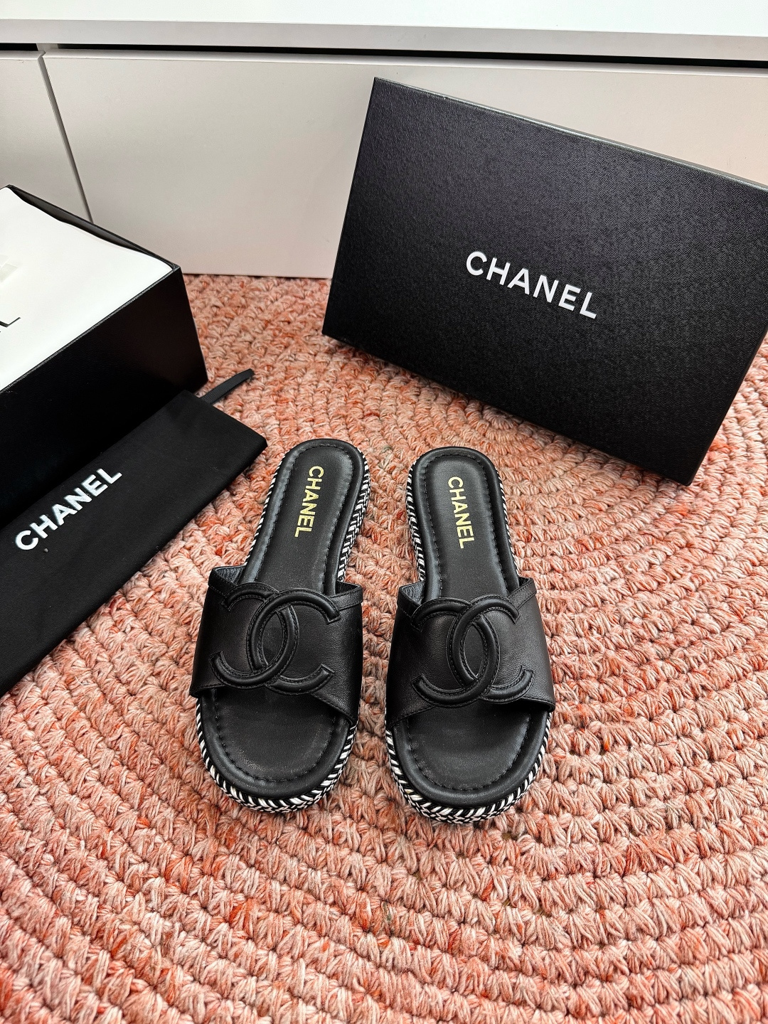 🌾G021顶级Chanel 2026ss小香沙滩凉鞋 顶级专柜品质 每年必入的经典款之一！最新出双C金属