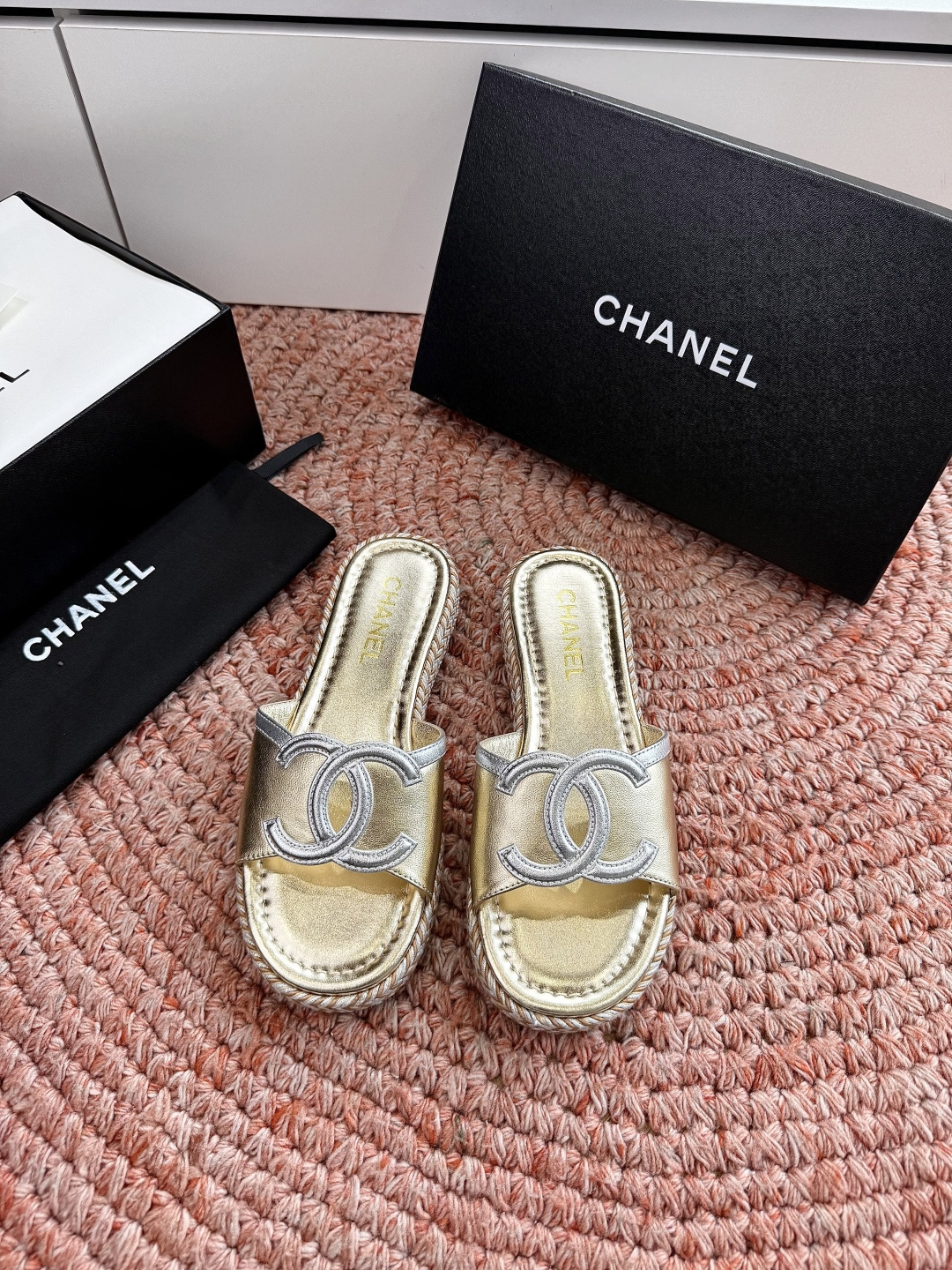 🌾G021顶级Chanel 2026ss小香沙滩凉鞋 顶级专柜品质 每年必入的经典款之一！最新出双C金属