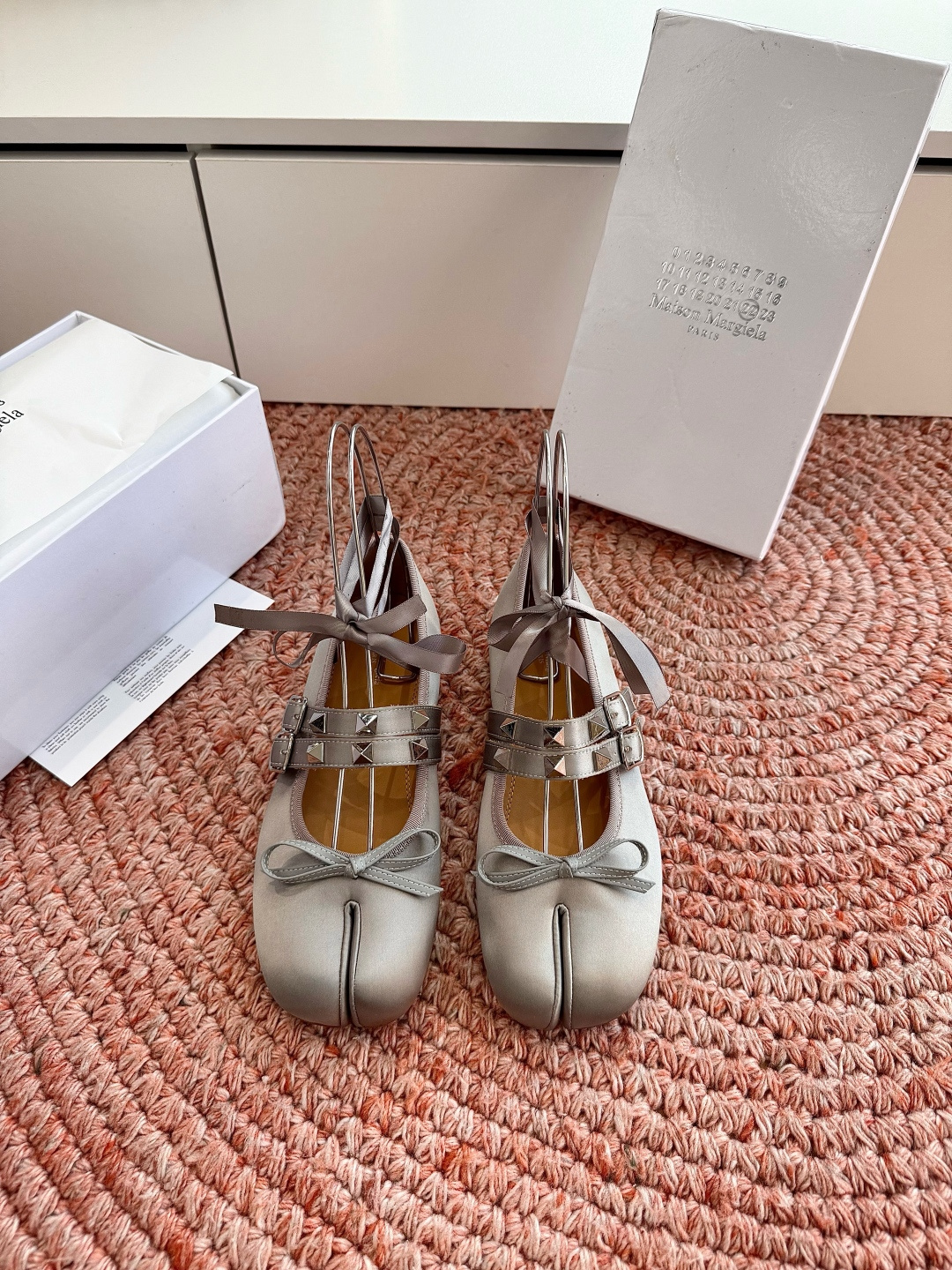 P🌾 G012Maison Margiela* 马吉拉𝟐𝟔𝐀𝐖新品MM6分趾tabi芭蕾鞋｜极简主义的柔