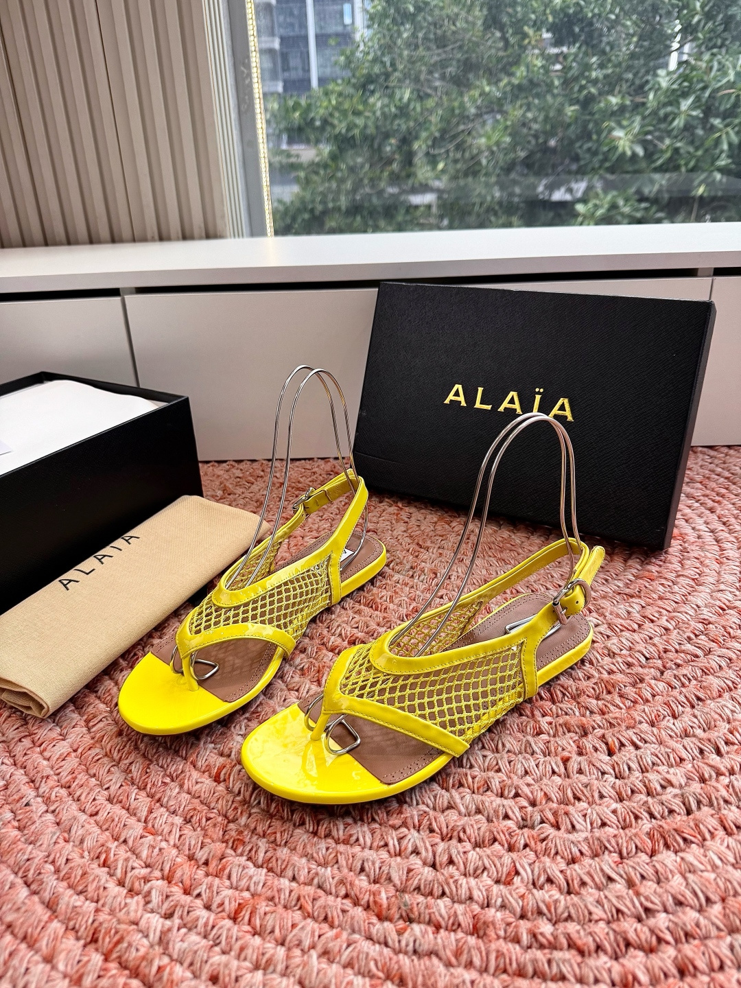 🌾G028所见即所得高版alaia2026春夏新款 坡跟夹脚拖鞋凉鞋系列立方体缎面穆勒鞋立方鞋跟设计，细