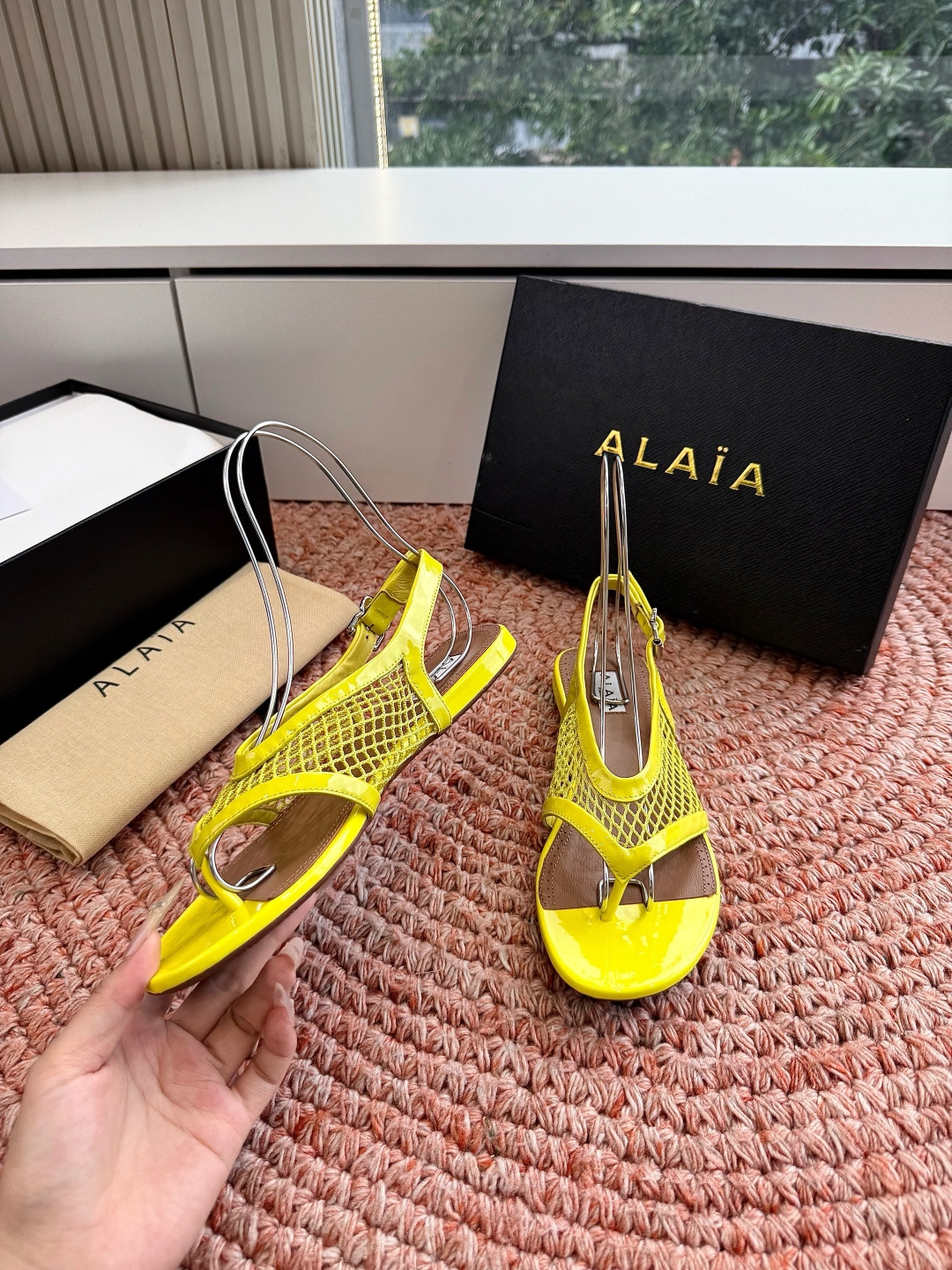 🌾G028所见即所得高版alaia2026春夏新款 坡跟夹脚拖鞋凉鞋系列立方体缎面穆勒鞋立方鞋跟设计，细