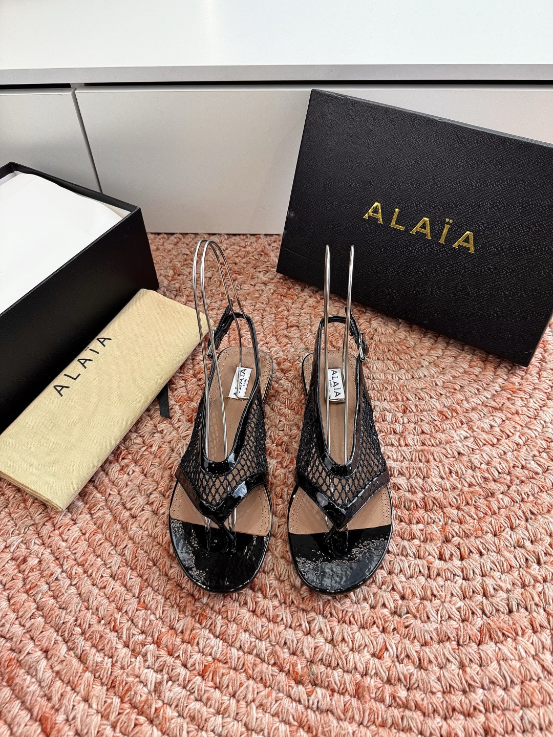 NO:877001,G028 WYSIWYG high version alaia 2026 spring and summer new wedge heel flip-flops sandals series Cube satin mules cubic heel design, delicate satin exposed style, fixed modern style. Fabric patent leather lining sheepskin leather sole Size #35-41 (40 41 customized non-returnable), split-toe shoes, alaia, sandals, slippers, sheepskin19860909G028所见即所得高版alaia2026春夏新款 坡跟夹脚拖鞋凉鞋系列 立方体缎面穆勒鞋立方鞋跟设计,细腻缎光暗露格调,定格摩登之型. 面料漆皮 内里羊皮 鞋底真皮 Size#35-41（40 41订做不退换）,分趾鞋,alaia,sandals,slippers,sheepskin,Women's Shoes