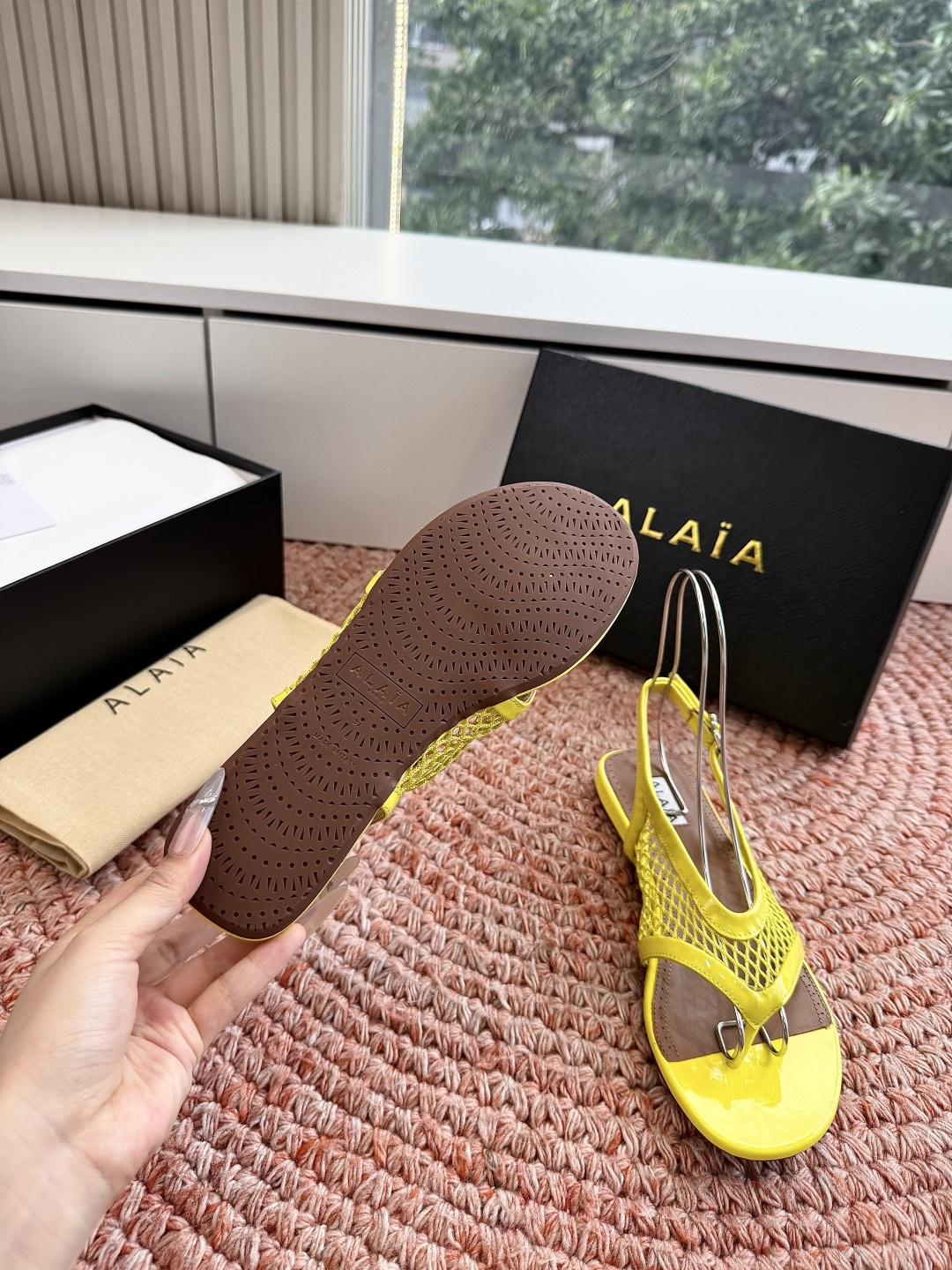 🌾G028所见即所得高版alaia2026春夏新款 坡跟夹脚拖鞋凉鞋系列立方体缎面穆勒鞋立方鞋跟设计，细