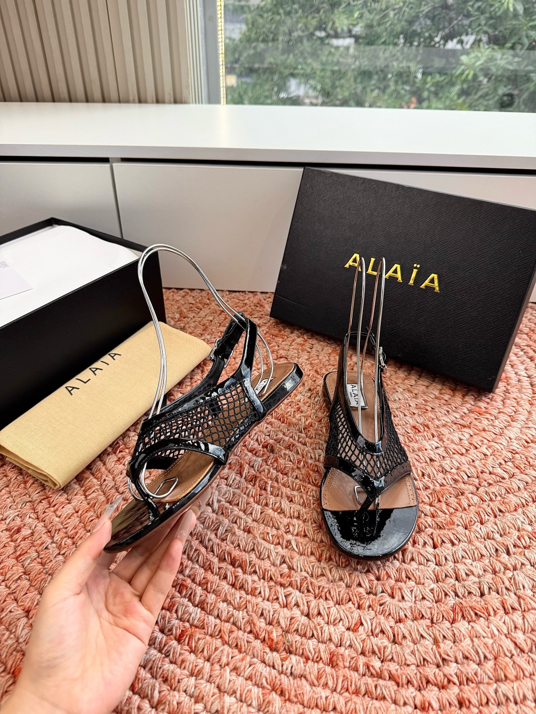 🌾G028所见即所得高版alaia2026春夏新款 坡跟夹脚拖鞋凉鞋系列立方体缎面穆勒鞋立方鞋跟设计，细