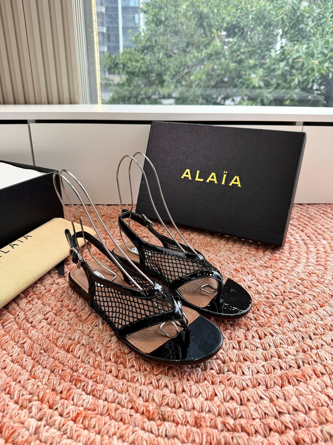 🌾G028所见即所得高版alaia2026春夏新款 坡跟夹脚拖鞋凉鞋系列立方体缎面穆勒鞋立方鞋跟设计，细