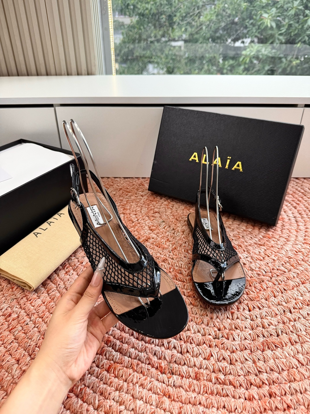 🌾G028所见即所得高版alaia2026春夏新款 坡跟夹脚拖鞋凉鞋系列立方体缎面穆勒鞋立方鞋跟设计，细