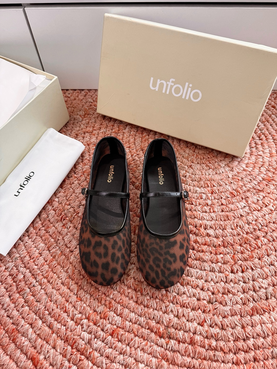 🌾G213Unfolio 26ss 夏季新款简约而不简单 交叉带设计 勾勒随性线条透气网面质朴棕褐 还是
