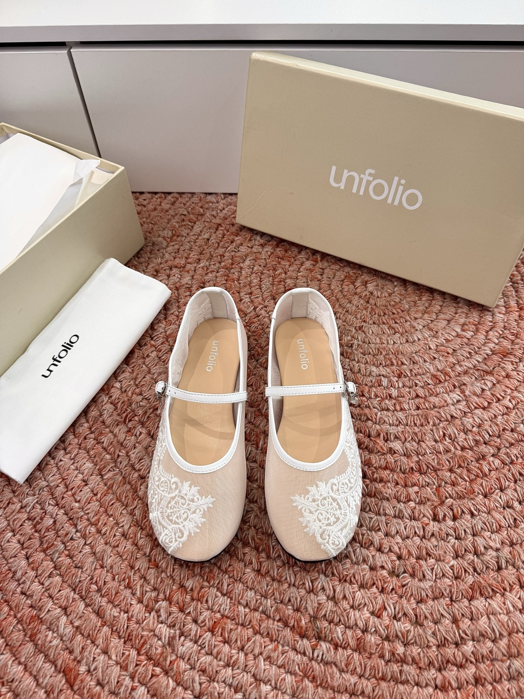 🌾G213Unfolio 26ss 夏季新款简约而不简单 交叉带设计 勾勒随性线条透气网面质朴棕褐 还是