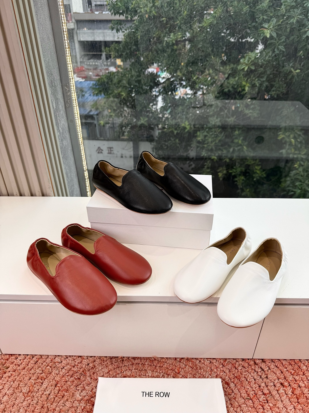 NO:868956,The Roe Mary Janes are a must-have. They have a high-end yet simple feel. In fact, apart from being beautiful, they are so comfortable that you can’t bear to take them off!  Matches jeans, suit trousers, and skirts without any sense of violation. The fabric is original sheepskin/linen material. The sole is original genuine leather sole. Size 35-39 (40. Customized, non-returnable and non-exchangeable), loafers, loafers, mary jane, skirts, jeans, business suit, sheepskin19860909the roe慕乐乐福鞋玛丽珍鞋一定要收了它 有一丢高级又简约的感觉其实除了好看以外它的舒适度真的是好穿到舍不得脱下来啦！搭配牛仔裤 西装裤 半身裙都毫无违和感 面料原版羊皮/亚麻材质 鞋底原版真皮鞋底 尺码35-39（40.定制不退不换）,乐福鞋,loafers,mary jane,skirts,jeans,business suit,sheepskin,Women's Shoes