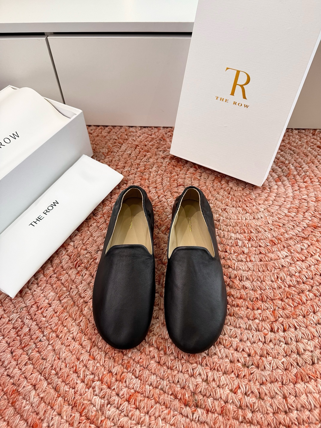NO:868945,The Roe Mary Janes are a must-have. They have a high-end yet simple feel. In fact, apart from being beautiful, they are so comfortable that you can’t bear to take them off!  Matches jeans, suit trousers, and skirts without any sense of violation. The fabric is original sheepskin/linen material. The sole is original genuine leather sole. Size 35-39 (40. Customized, non-returnable and non-exchangeable), loafers, loafers, mary jane, skirts, jeans, business suit, sheepskin19860909the roe慕乐乐福鞋玛丽珍鞋一定要收了它 有一丢高级又简约的感觉其实除了好看以外它的舒适度真的是好穿到舍不得脱下来啦！搭配牛仔裤 西装裤 半身裙都毫无违和感 面料原版羊皮/亚麻材质 鞋底原版真皮鞋底 尺码35-39（40.定制不退不换）,乐福鞋,loafers,mary jane,skirts,jeans,business suit,sheepskin,Women's Shoes