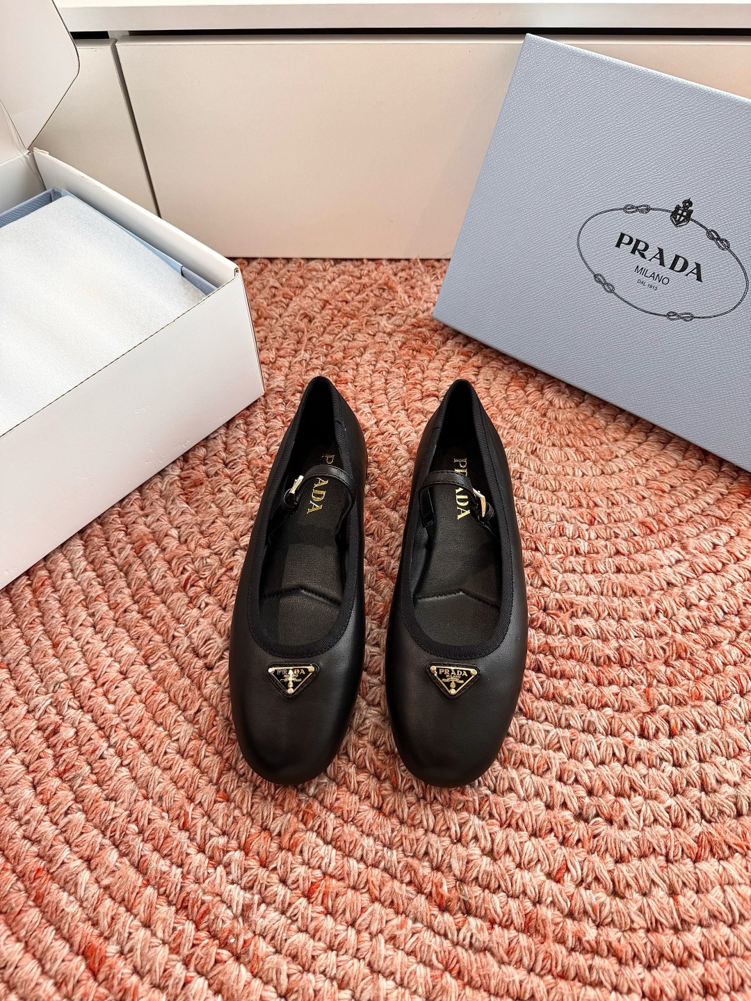 🌾G887统一飞机盒顶级品质所见即所得Prada/普拉达26WF早春新品复古三角标褶皱粗跟平底玛丽珍鞋单