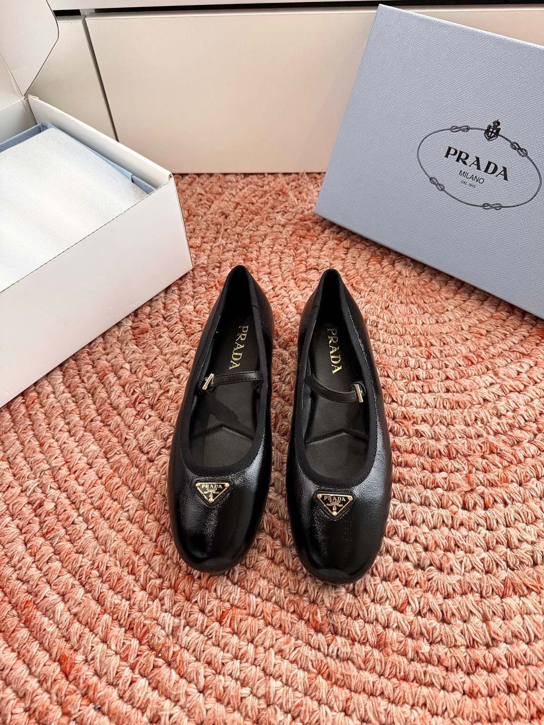 🌾G887统一飞机盒顶级品质所见即所得Prada/普拉达26WF早春新品复古三角标褶皱粗跟平底玛丽珍鞋单