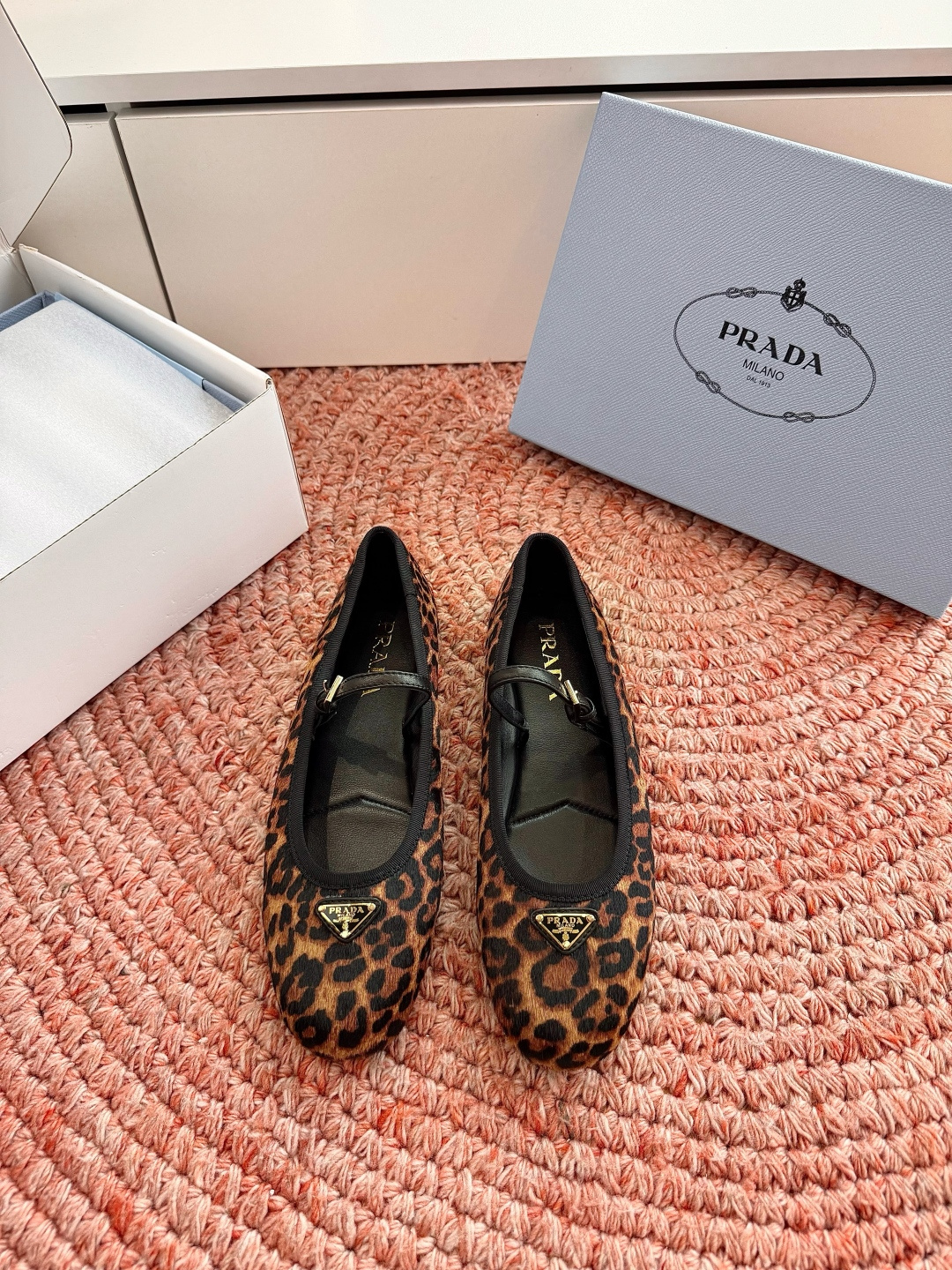 🌾G887统一飞机盒顶级品质所见即所得Prada/普拉达26WF早春新品复古三角标褶皱粗跟平底玛丽珍鞋单