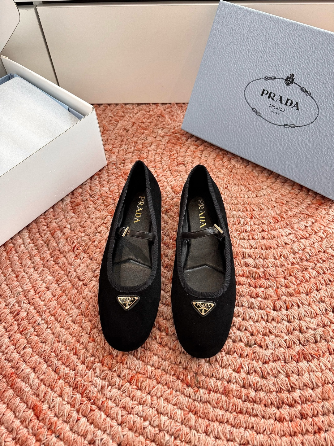 🌾G887统一飞机盒顶级品质所见即所得Prada/普拉达26WF早春新品复古三角标褶皱粗跟平底玛丽珍鞋单