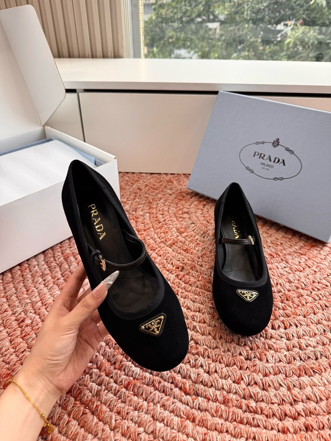 🌾G887统一飞机盒顶级品质所见即所得Prada/普拉达26WF早春新品复古三角标褶皱粗跟平底玛丽珍鞋单