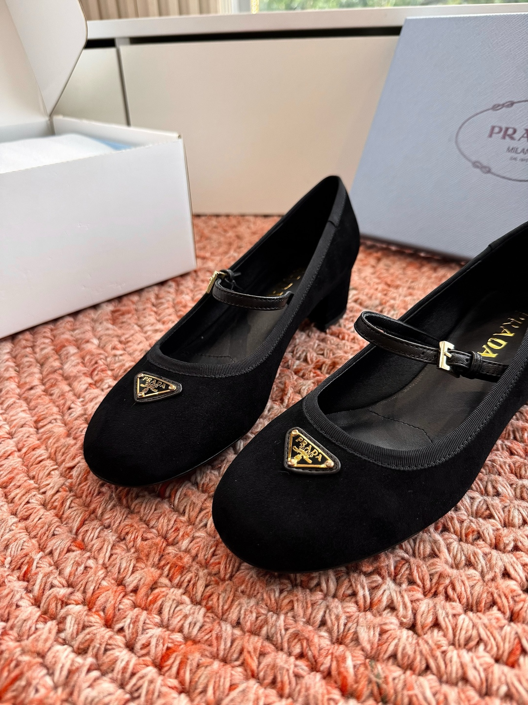 🌾G887统一飞机盒顶级品质所见即所得Prada/普拉达26WF早春新品复古三角标褶皱粗跟平底玛丽珍鞋单