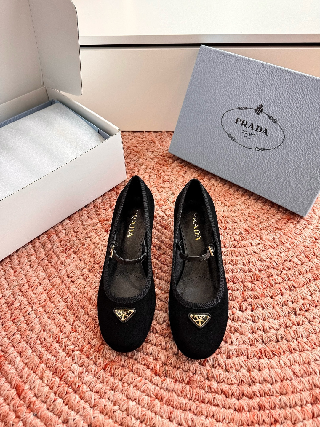 🌾G887统一飞机盒顶级品质所见即所得Prada/普拉达26WF早春新品复古三角标褶皱粗跟平底玛丽珍鞋单