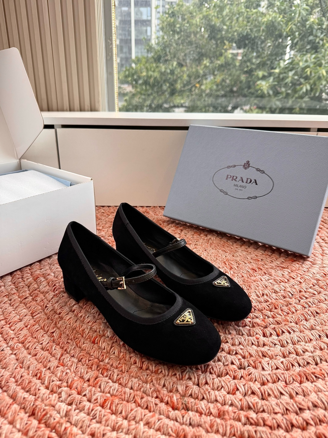 🌾G887统一飞机盒顶级品质所见即所得Prada/普拉达26WF早春新品复古三角标褶皱粗跟平底玛丽珍鞋单