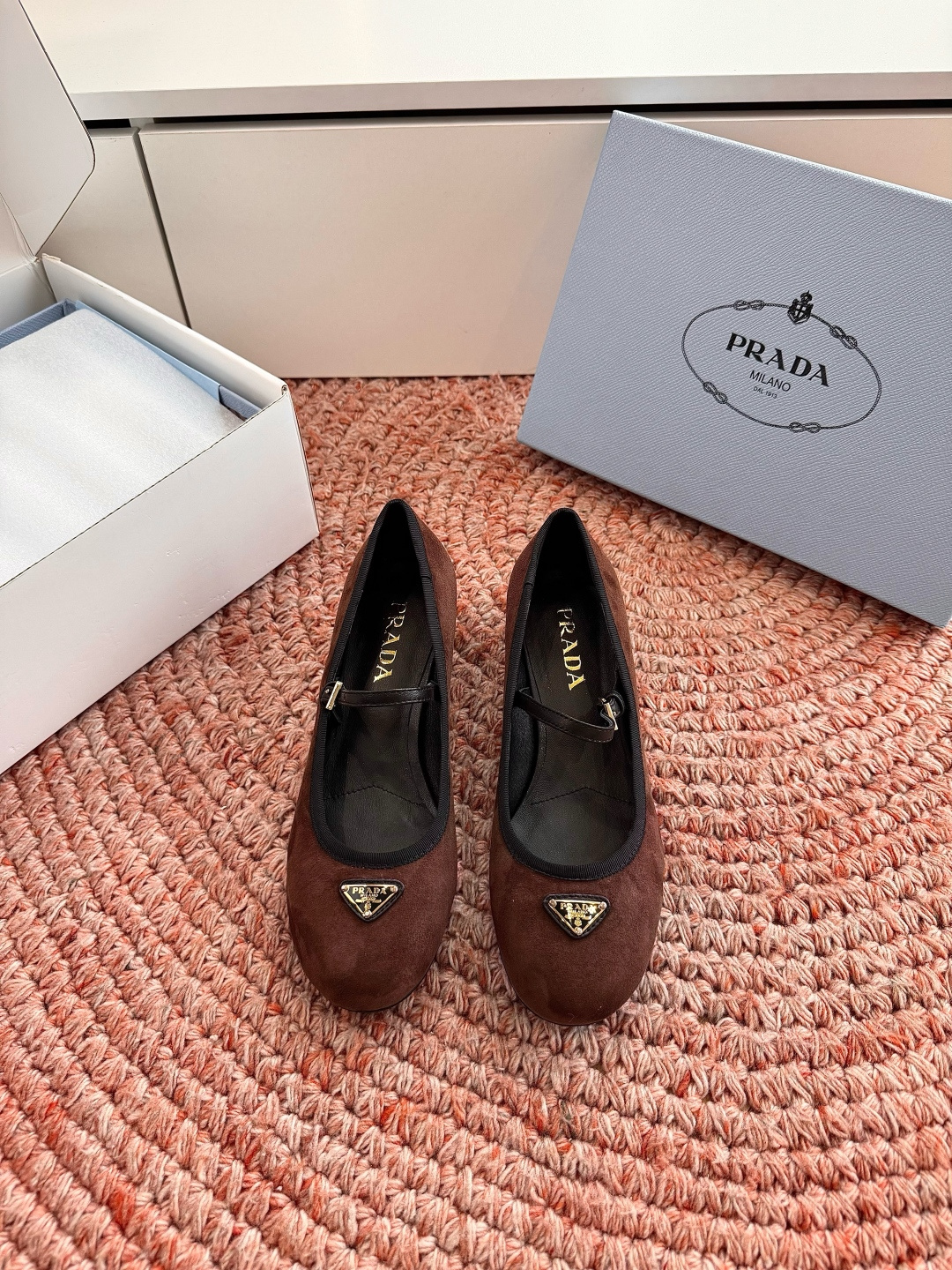 🌾G887统一飞机盒顶级品质所见即所得Prada/普拉达26WF早春新品复古三角标褶皱粗跟平底玛丽珍鞋单