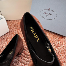 🌾G887统一飞机盒顶级品质所见即所得Prada/普拉达26WF早春新品复古三角标褶皱粗跟平底玛丽珍鞋单 🌾G887统一飞机盒顶级品质所见即所得Prada/普拉达26WF早春新品复古三角标褶皱粗跟平底玛丽珍鞋单