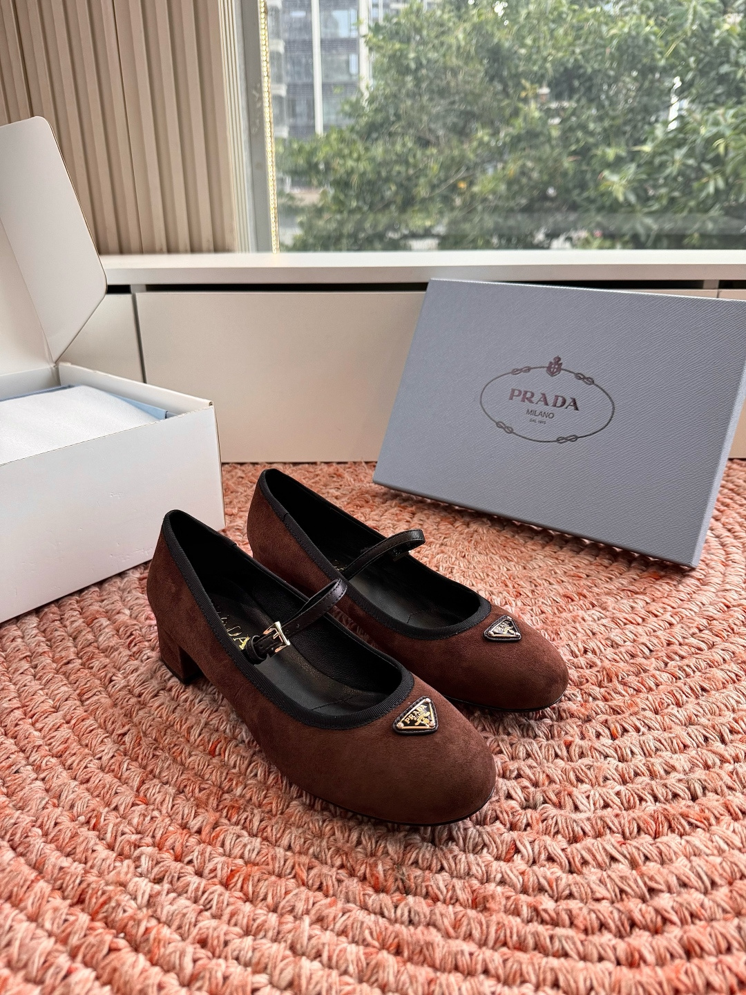 🌾G887统一飞机盒顶级品质所见即所得Prada/普拉达26WF早春新品复古三角标褶皱粗跟平底玛丽珍鞋单 🌾G887统一飞机盒顶级品质所见即所得Prada/普拉达26WF早春新品复古三角标褶皱粗跟平底玛丽珍鞋单