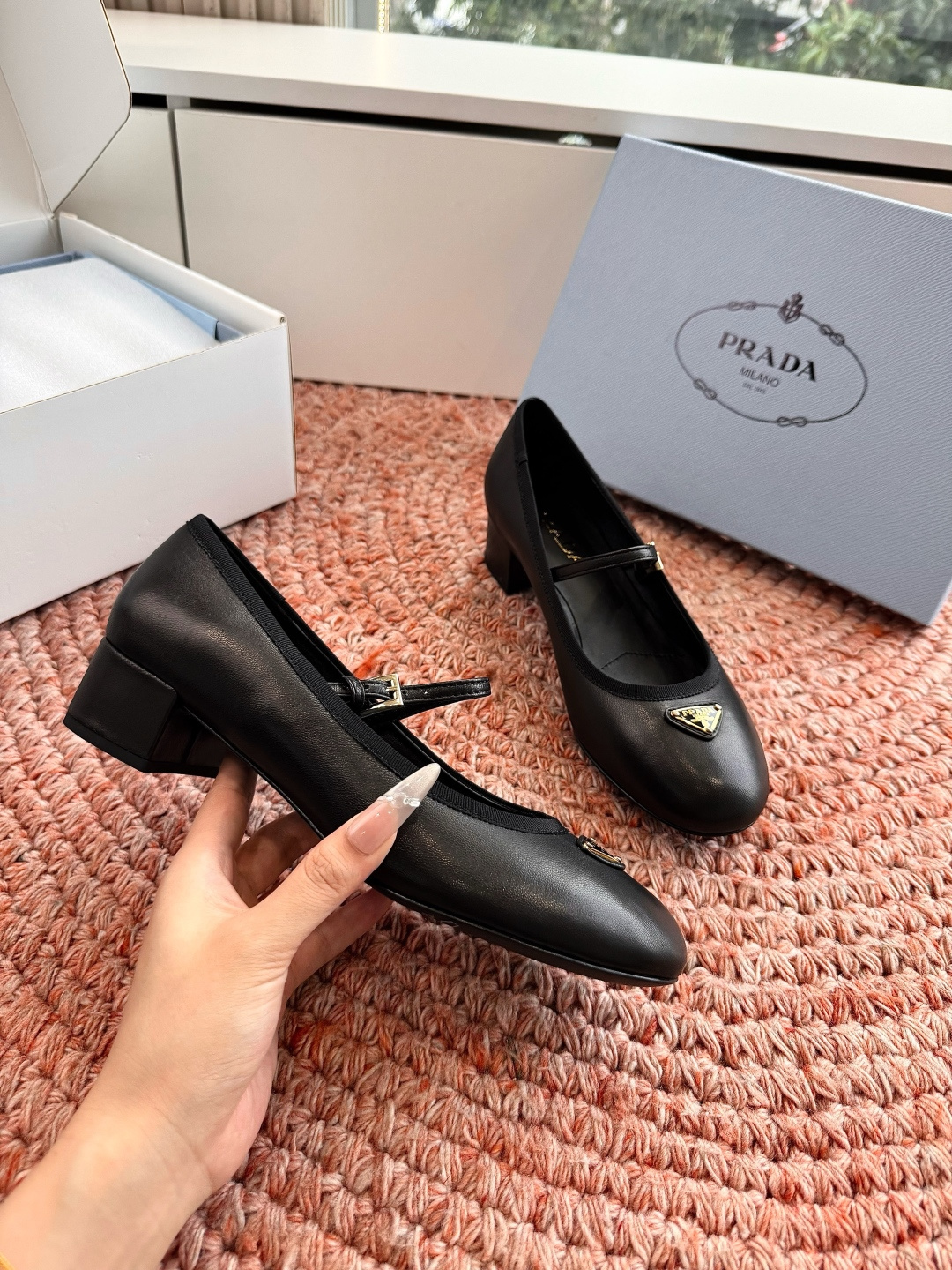 🌾G887统一飞机盒顶级品质所见即所得Prada/普拉达26WF早春新品复古三角标褶皱粗跟平底玛丽珍鞋单 🌾G887统一飞机盒顶级品质所见即所得Prada/普拉达26WF早春新品复古三角标褶皱粗跟平底玛丽珍鞋单