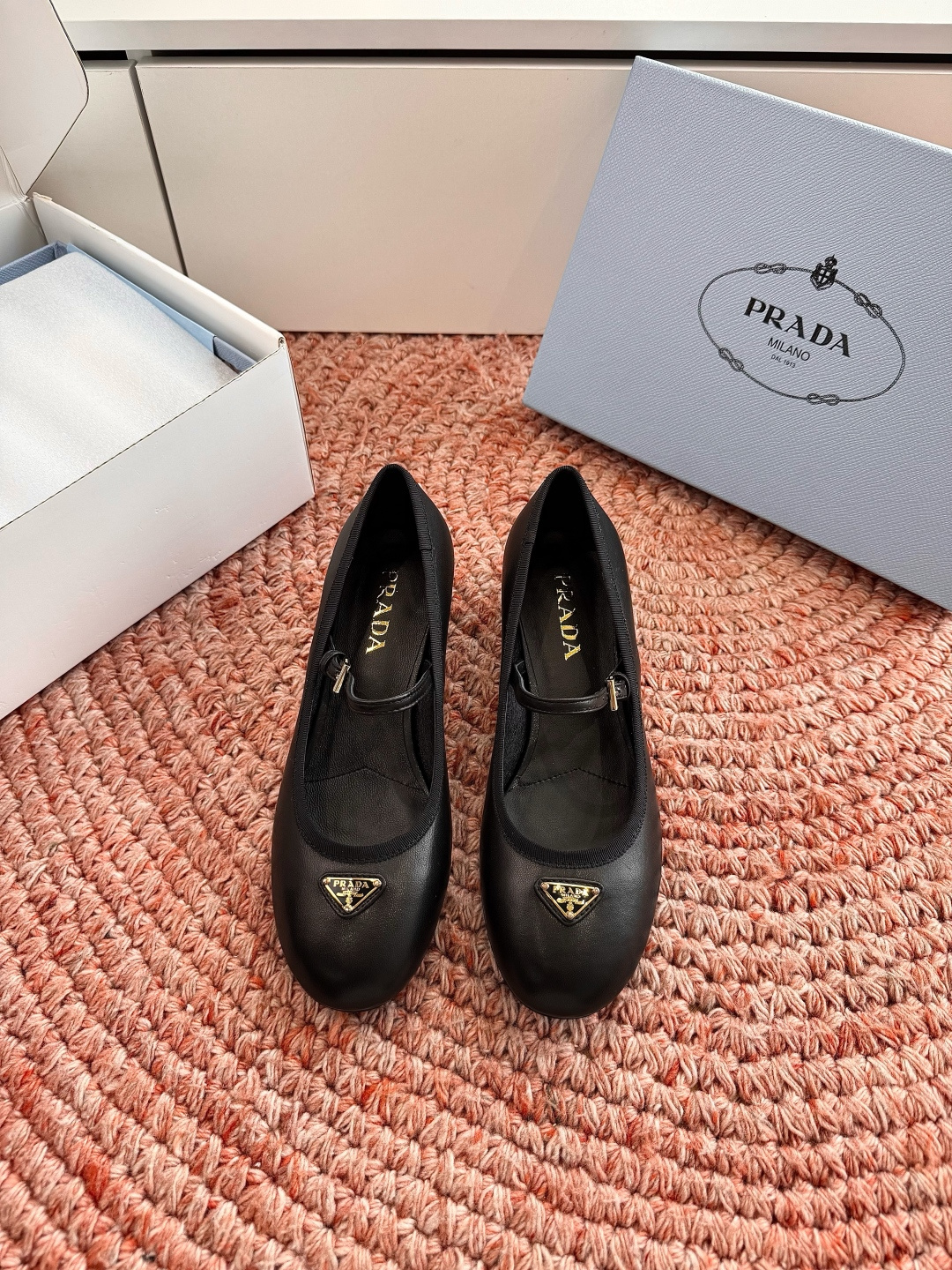 🌾G887统一飞机盒顶级品质所见即所得Prada/普拉达26WF早春新品复古三角标褶皱粗跟平底玛丽珍鞋单