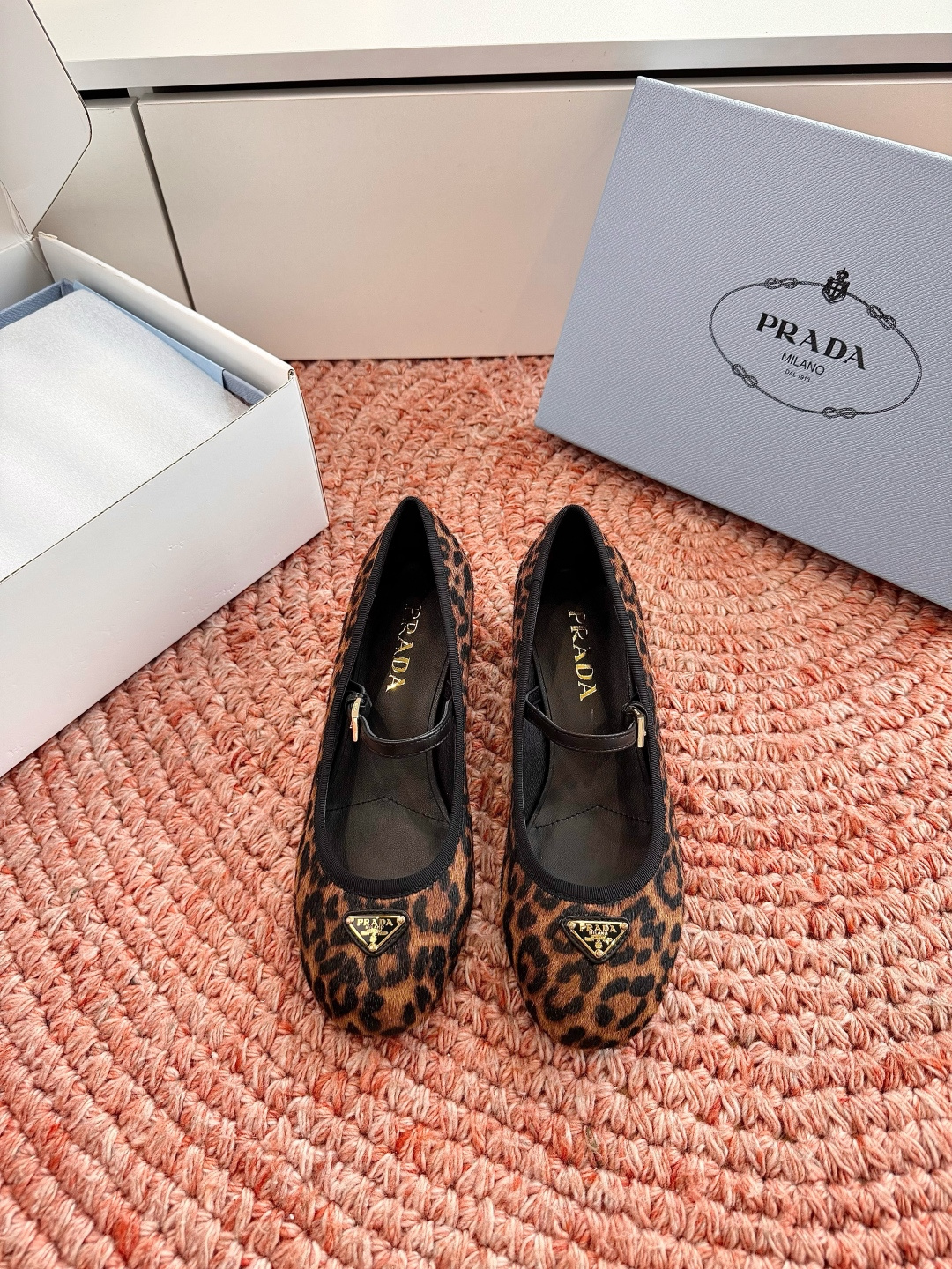🌾G887统一飞机盒顶级品质所见即所得Prada/普拉达26WF早春新品复古三角标褶皱粗跟平底玛丽珍鞋单