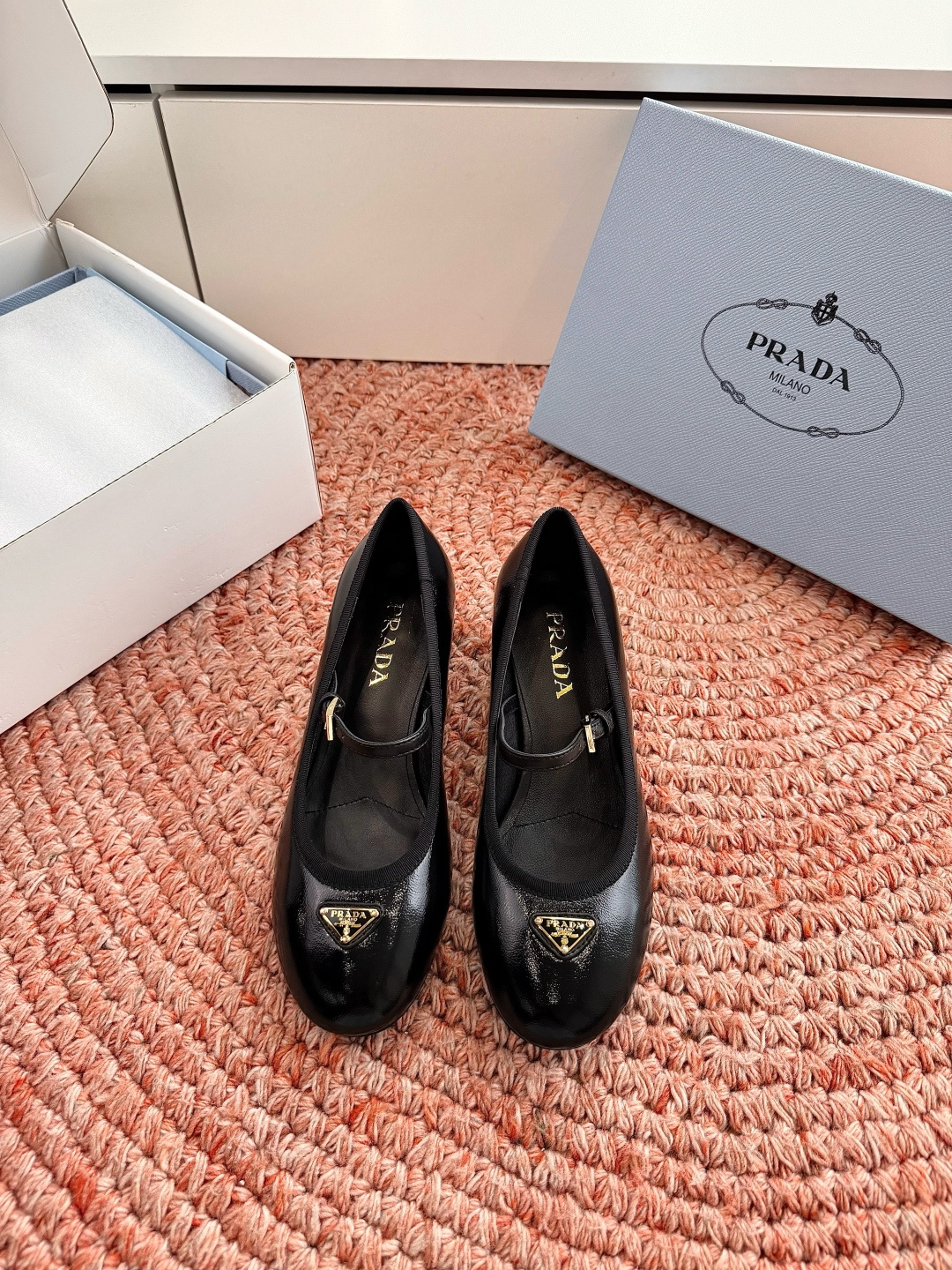 🌾G887统一飞机盒顶级品质所见即所得Prada/普拉达26WF早春新品复古三角标褶皱粗跟平底玛丽珍鞋单