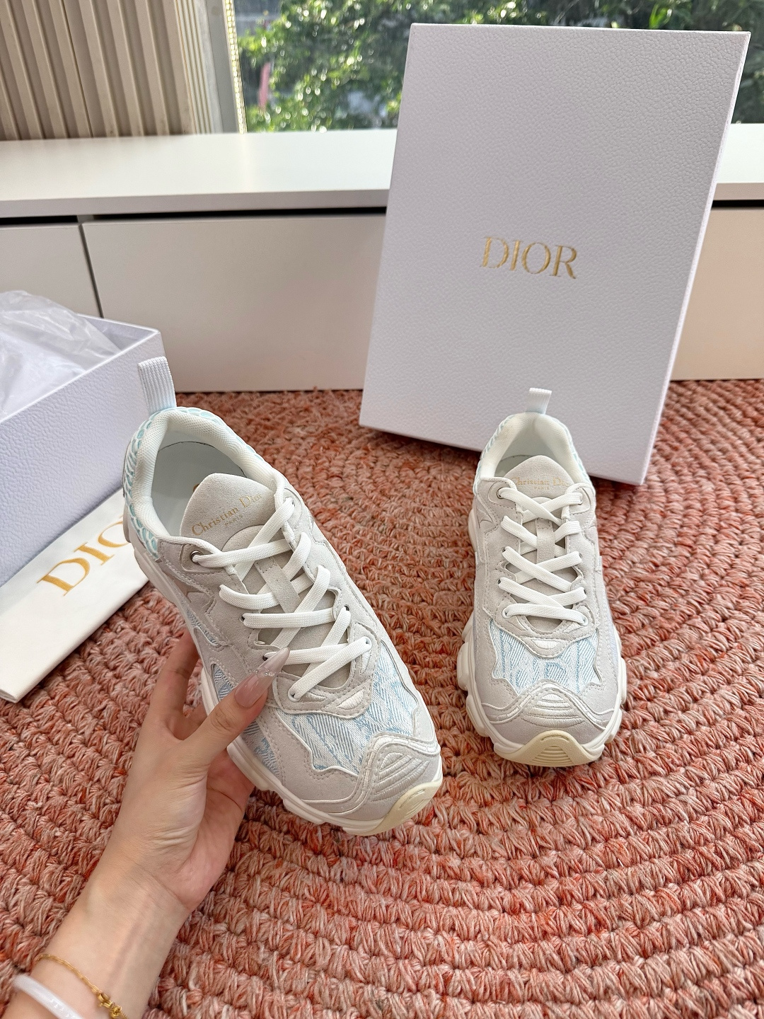 🌾G133C'est Dior 迪奥 2026新色全新休闲运动鞋以牛皮革和网眼织物制作，轻盈透气。侧边的