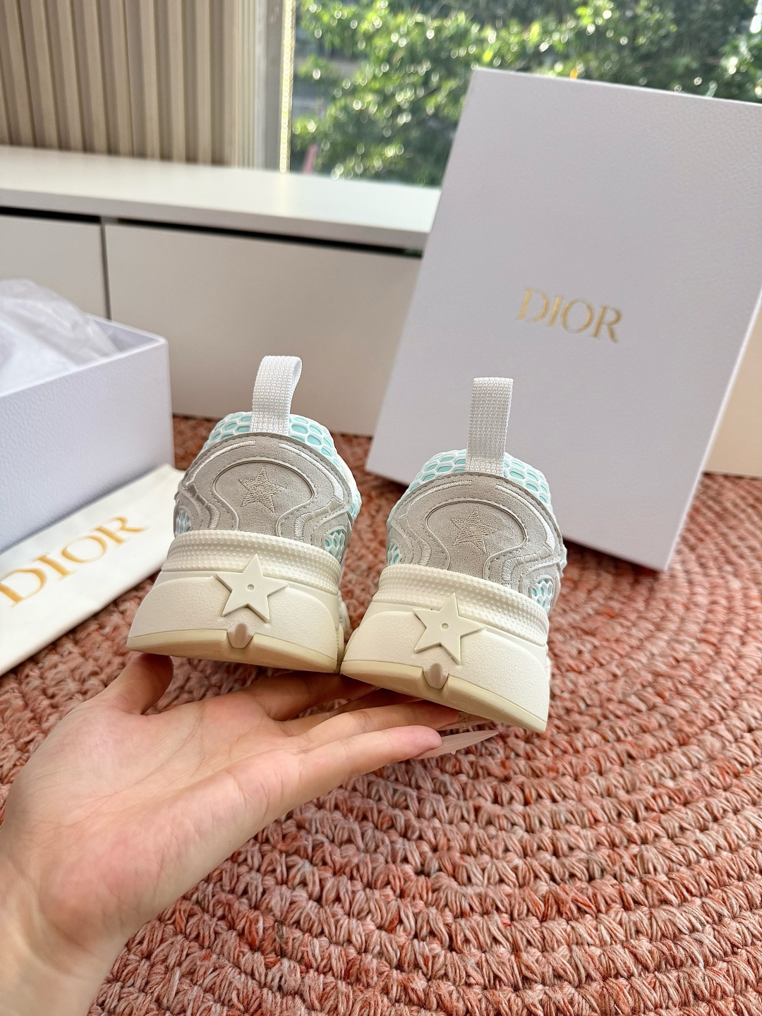🌾G133C'est Dior 迪奥 2026新色全新休闲运动鞋以牛皮革和网眼织物制作，轻盈透气。侧边的