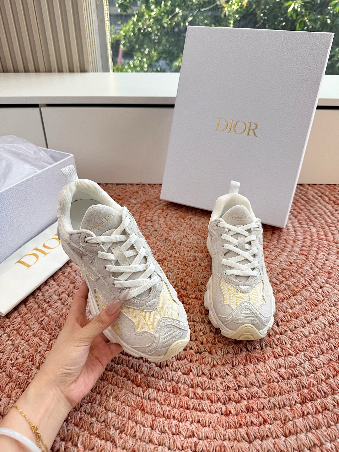 🌾G133C'est Dior 迪奥 2026新色全新休闲运动鞋以牛皮革和网眼织物制作，轻盈透气。侧边的