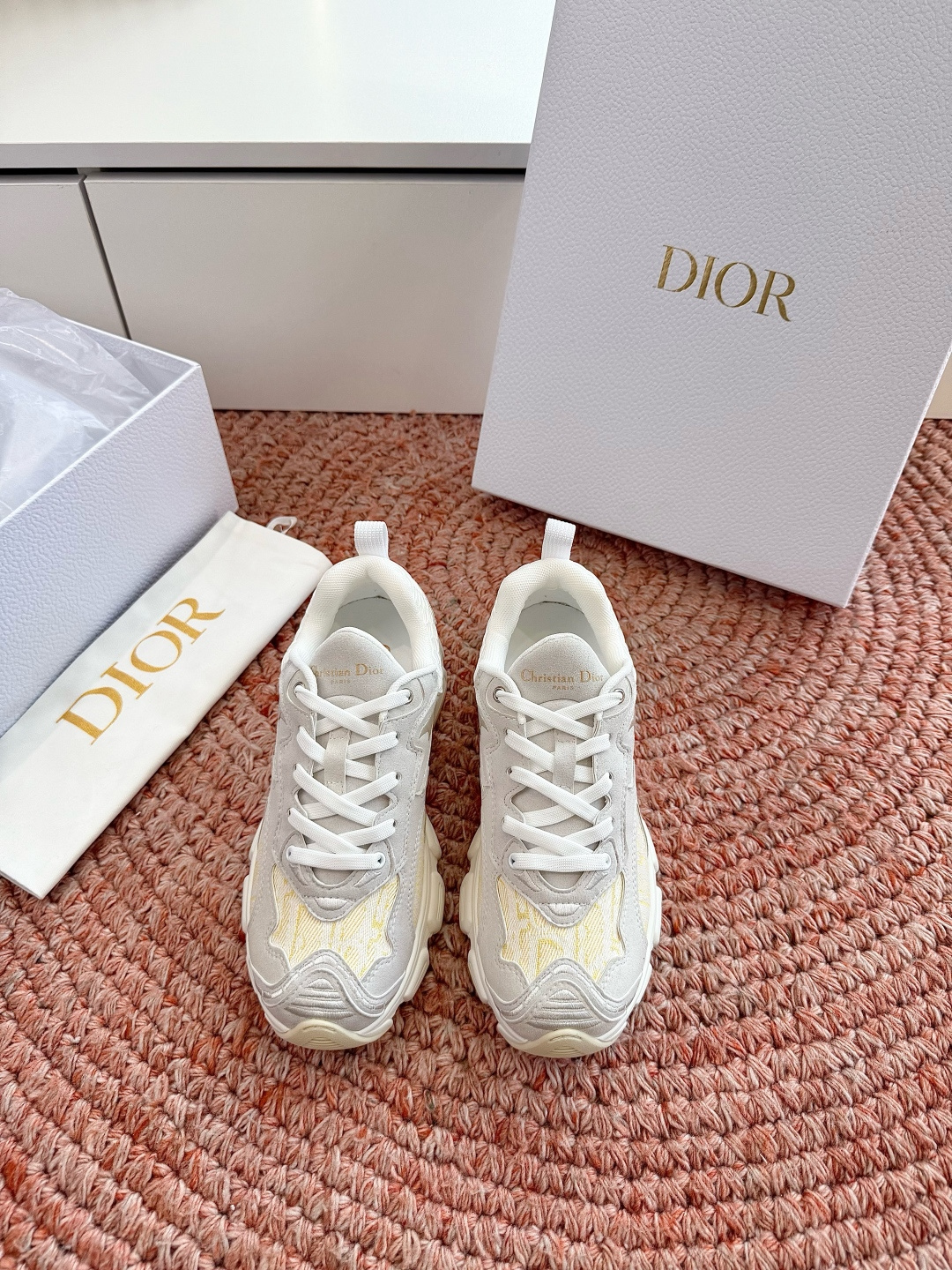 🌾G133C'est Dior 迪奥 2026新色全新休闲运动鞋以牛皮革和网眼织物制作，轻盈透气。侧边的