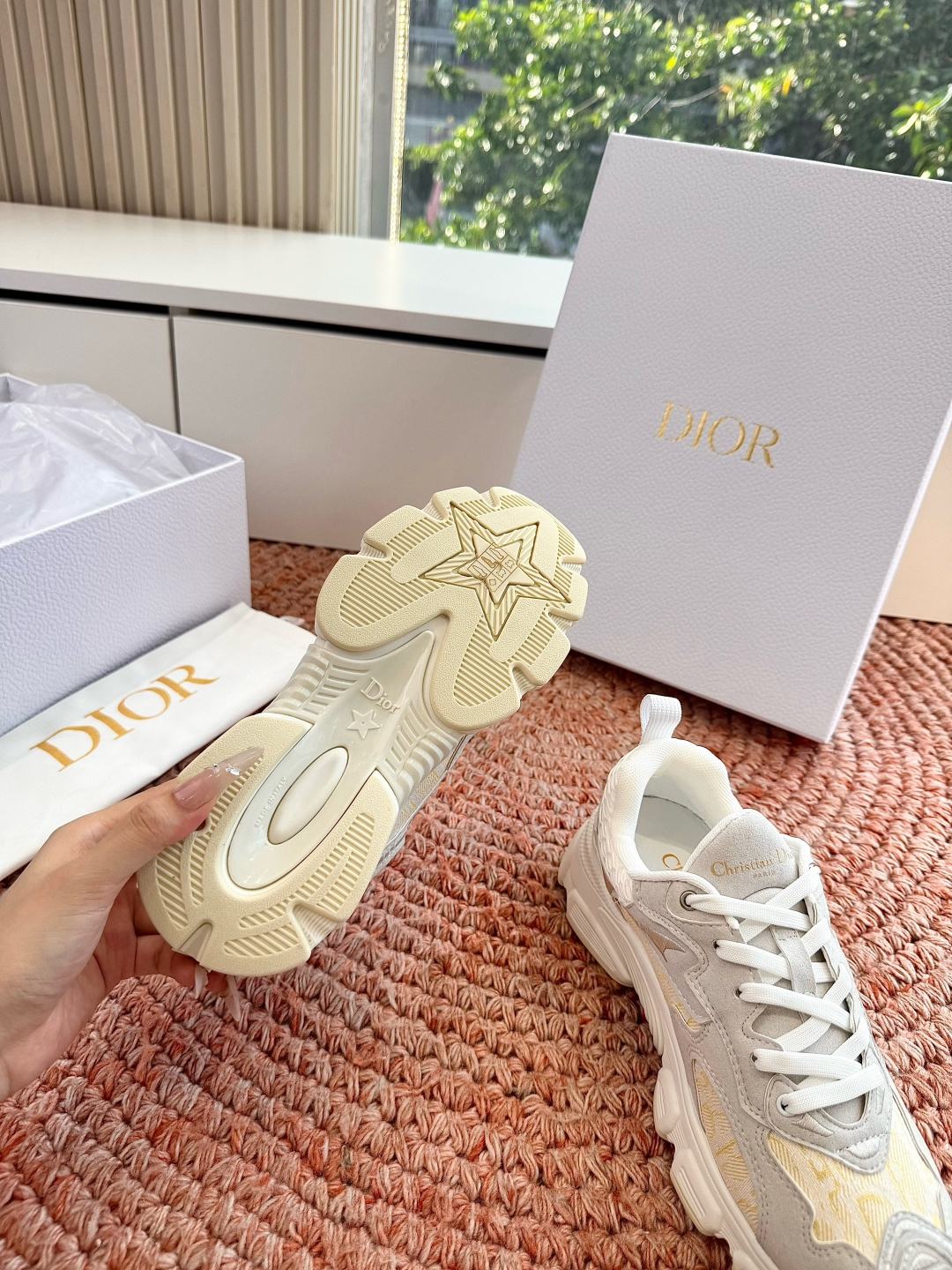 🌾G133C'est Dior 迪奥 2026新色全新休闲运动鞋以牛皮革和网眼织物制作，轻盈透气。侧边的