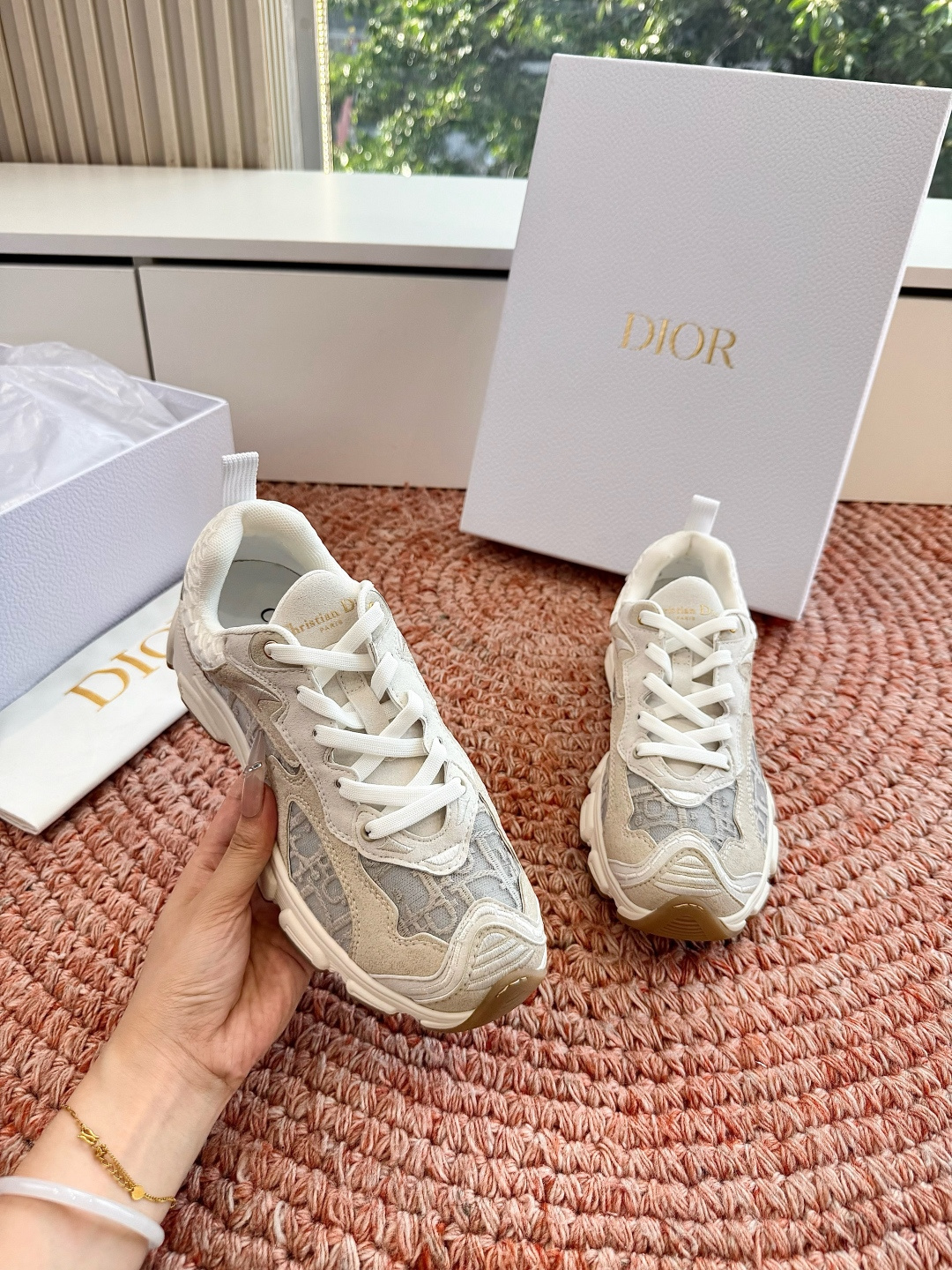 🌾G133C'est Dior 迪奥 2026新色全新休闲运动鞋以牛皮革和网眼织物制作，轻盈透气。侧边的