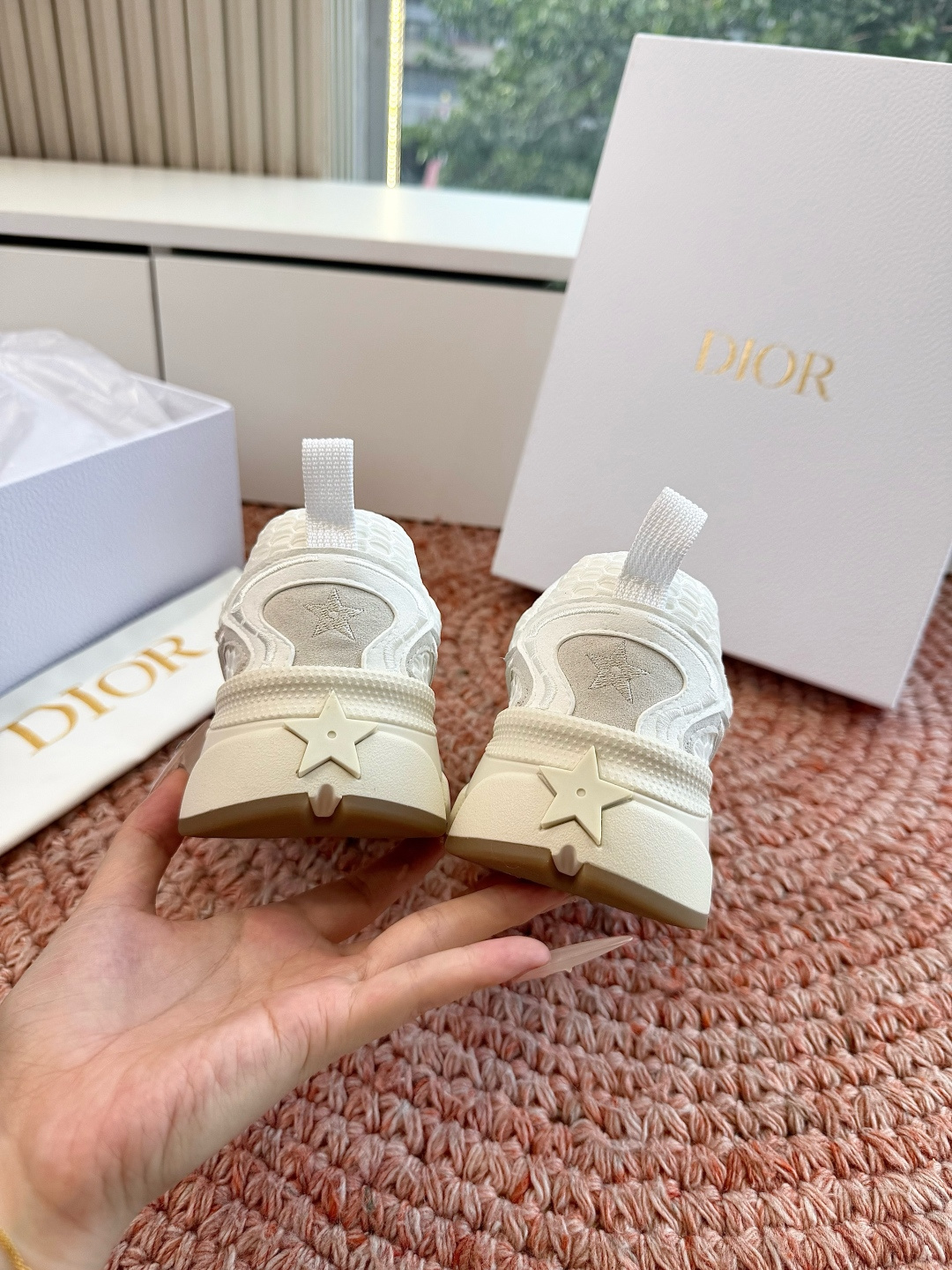 🌾代购级别所即所得G0133C'est Dior 迪奥 新色休闲运动鞋‘以牛皮革刺绣五角星设计轻盈透气。