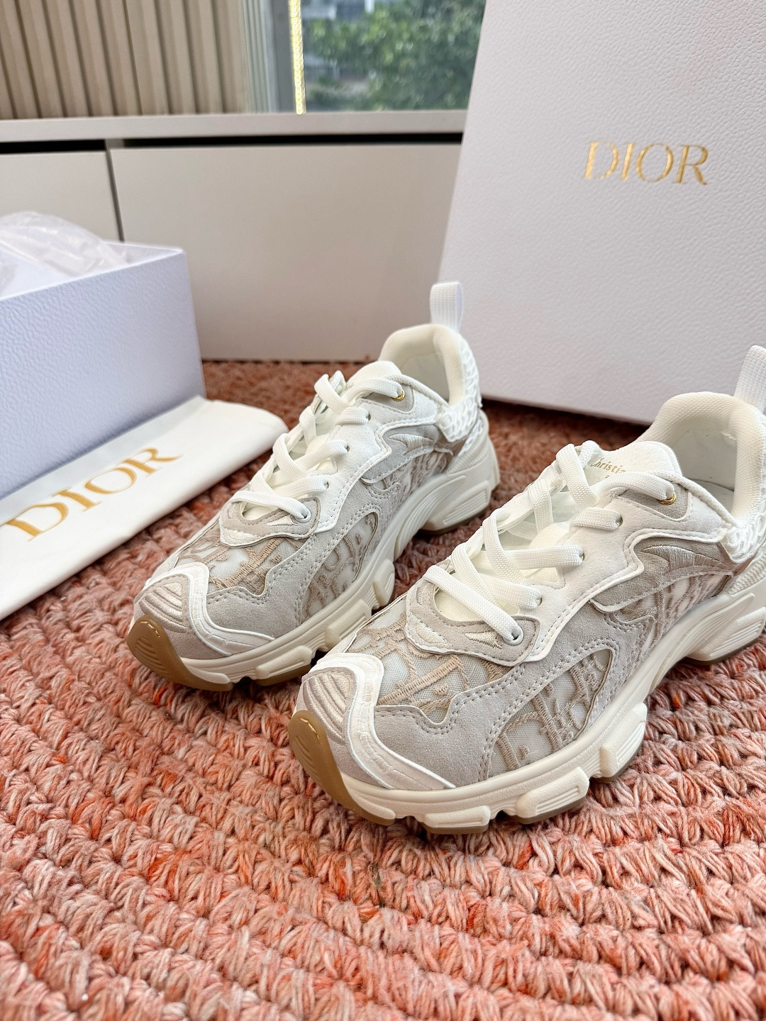 🌾代购级别所即所得G0133C'est Dior 迪奥 新色休闲运动鞋‘以牛皮革刺绣五角星设计轻盈透气。