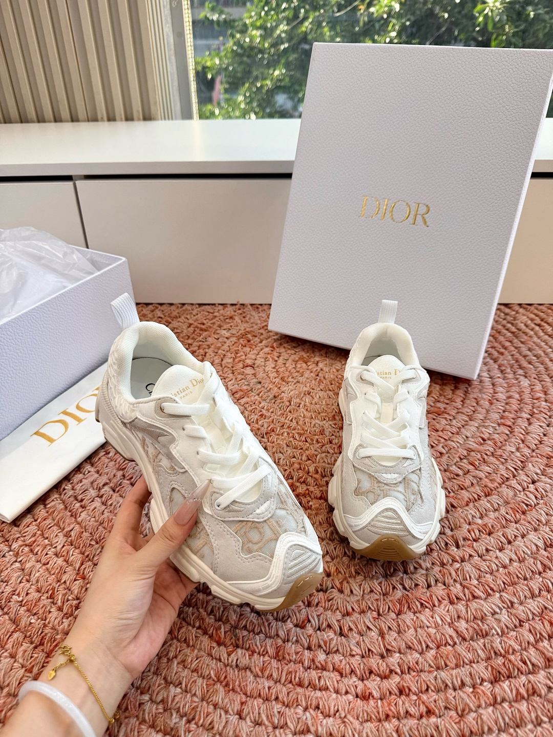 🌾代购级别所即所得G0133C'est Dior 迪奥 新色休闲运动鞋‘以牛皮革刺绣五角星设计轻盈透气。