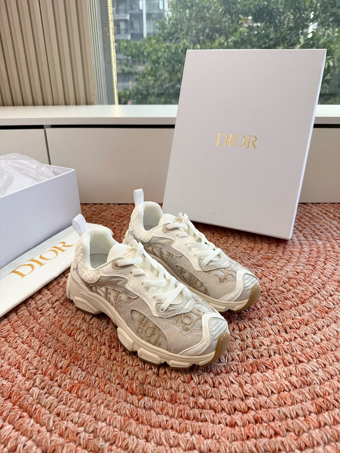 🌾代购级别所即所得G0133C'est Dior 迪奥 新色休闲运动鞋‘以牛皮革刺绣五角星设计轻盈透气。