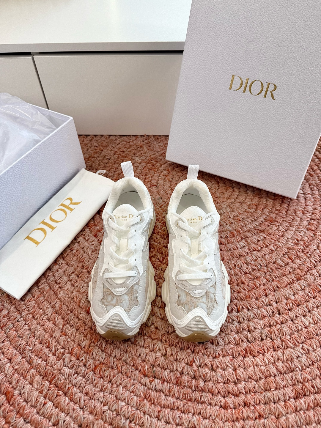 🌾代购级别所即所得G0133C'est Dior 迪奥 新色休闲运动鞋‘以牛皮革刺绣五角星设计轻盈透气。