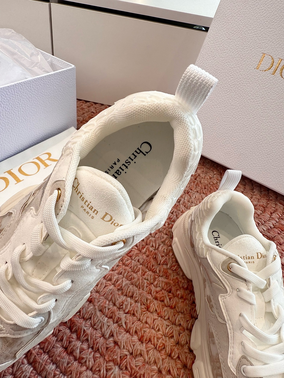🌾代购级别所即所得G0133C'est Dior 迪奥 新色休闲运动鞋‘以牛皮革刺绣五角星设计轻盈透气。