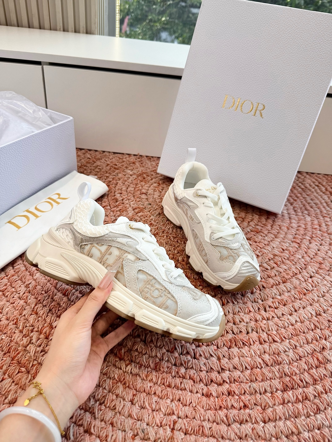 🌾代购级别所即所得G0133C'est Dior 迪奥 新色休闲运动鞋‘以牛皮革刺绣五角星设计轻盈透气。