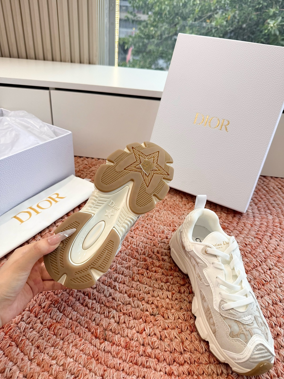 🌾代购级别所即所得G0133C'est Dior 迪奥 新色休闲运动鞋‘以牛皮革刺绣五角星设计轻盈透气。