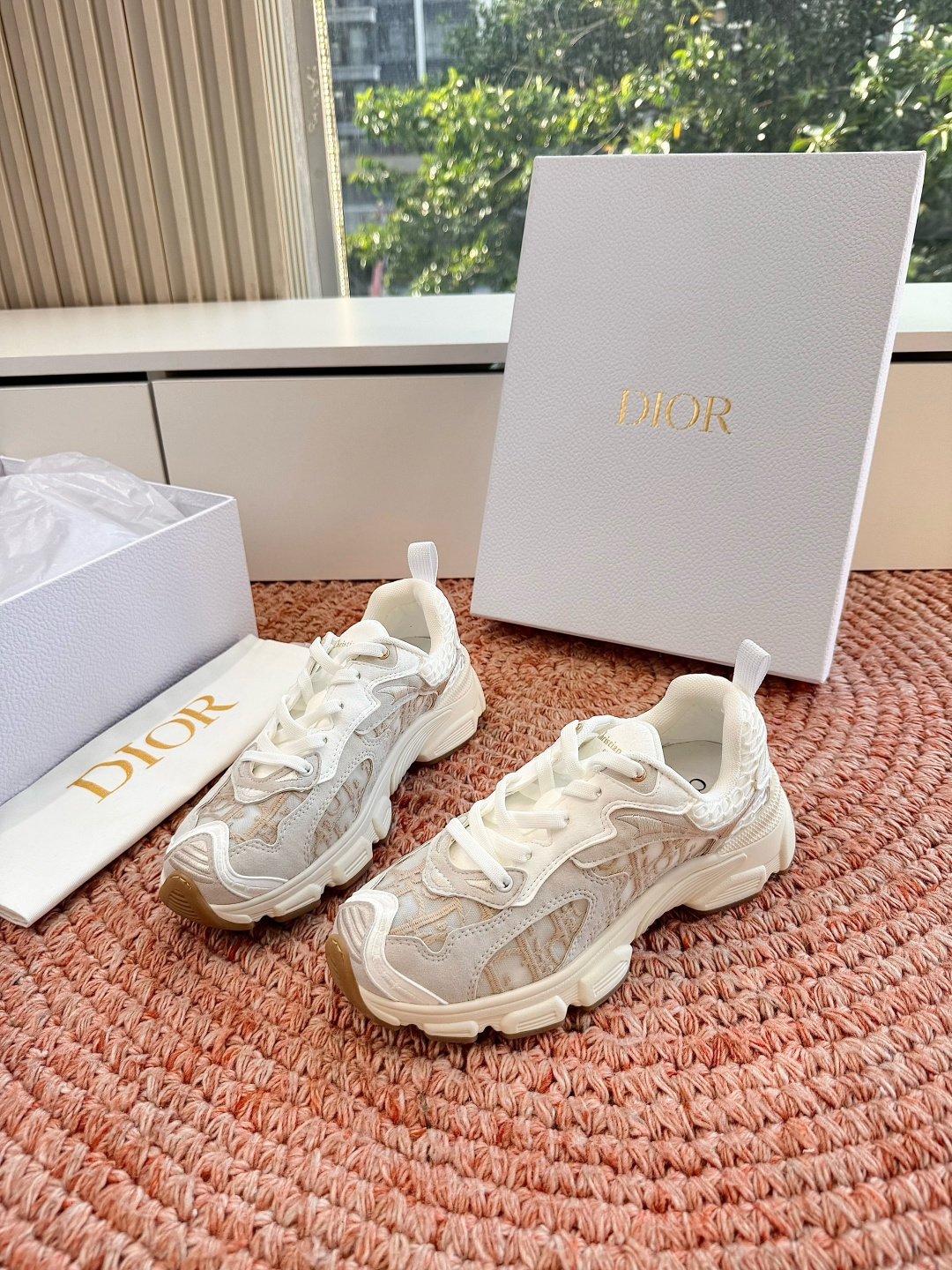 🌾代购级别所即所得G0133C'est Dior 迪奥 新色休闲运动鞋‘以牛皮革刺绣五角星设计轻盈透气。