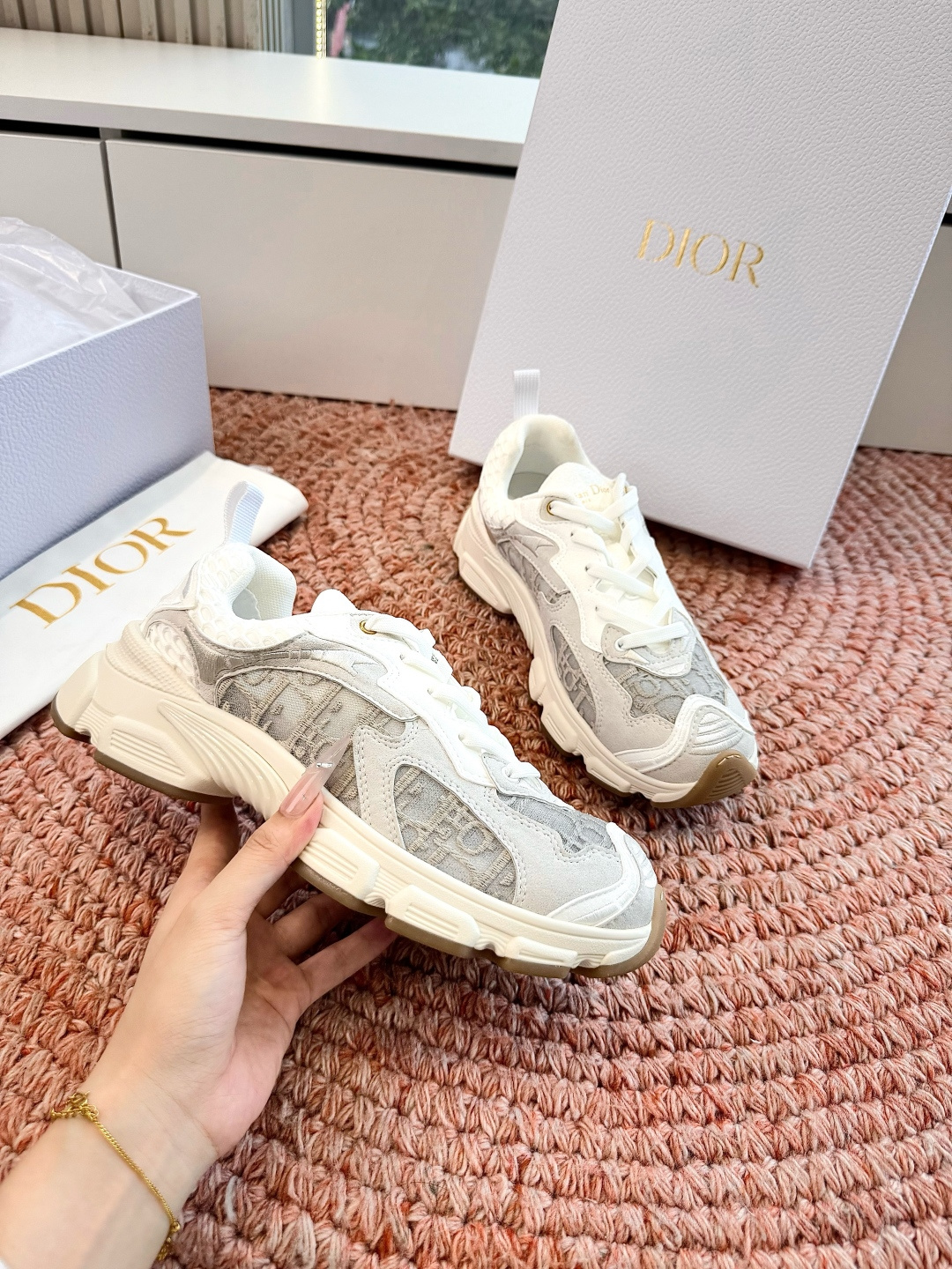 🌾代购级别所即所得G0133C'est Dior 迪奥 新色休闲运动鞋‘以牛皮革刺绣五角星设计轻盈透气。