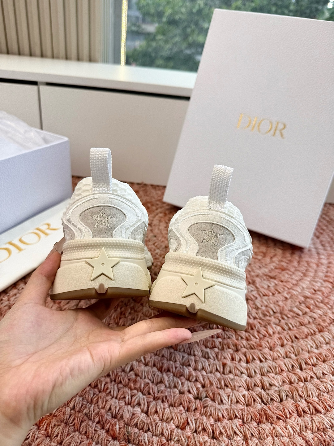 🌾代购级别所即所得G0133C'est Dior 迪奥 新色休闲运动鞋‘以牛皮革刺绣五角星设计轻盈透气。