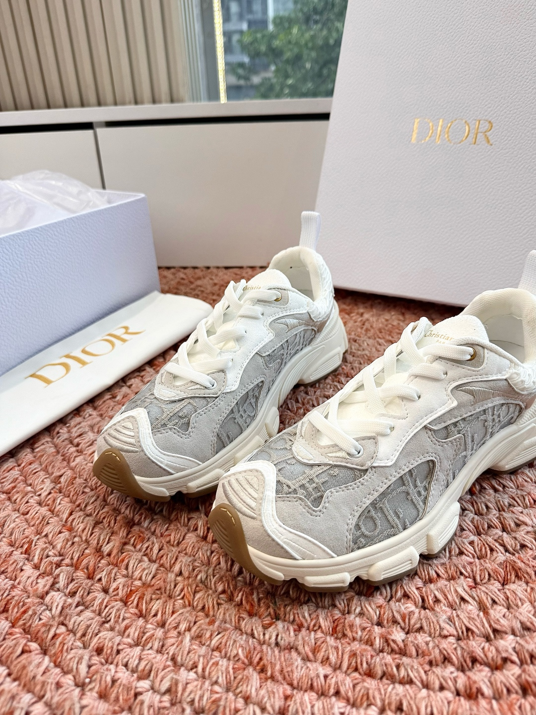 🌾代购级别所即所得G0133C'est Dior 迪奥 新色休闲运动鞋‘以牛皮革刺绣五角星设计轻盈透气。