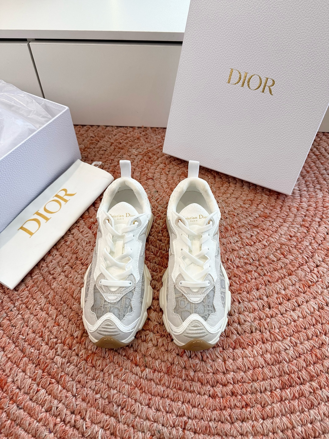 🌾代购级别所即所得G0133C'est Dior 迪奥 新色休闲运动鞋‘以牛皮革刺绣五角星设计轻盈透气。